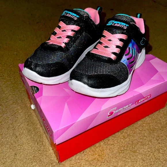 🎆 Sketcher’s light up sneakers 🎇 - Picture 3 of 10